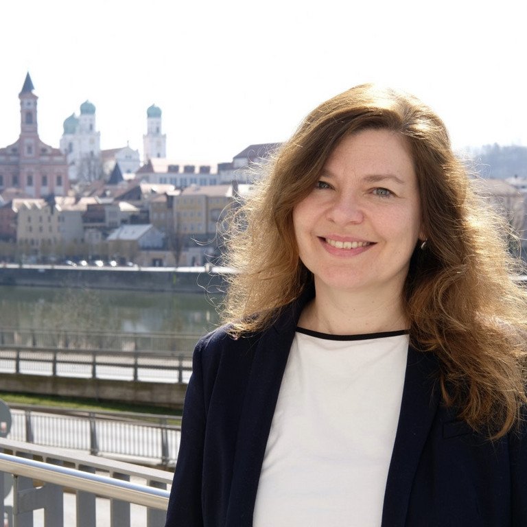 Annekatrin Mei&szlig;ner vor der Kulisse Passaus.