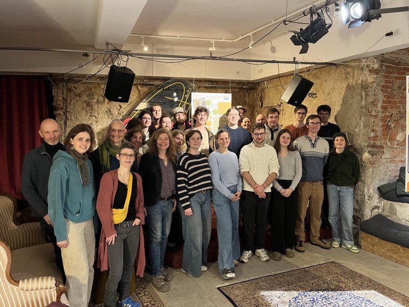 Studierende, Dozierende und Praxispartner bei der Abschlussveranstaltung im Kulturraum des Theatercaf&eacute;s; Foto: Ralf Becker