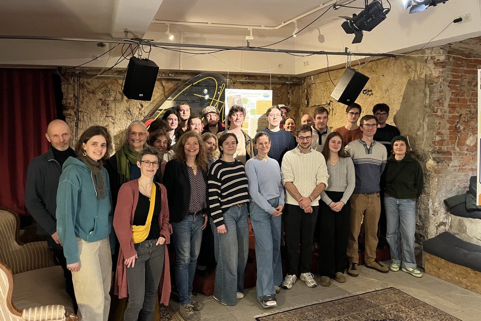 Studierende, Dozierende und Praxispartner bei der Abschlussveranstaltung im Kulturraum des Theatercaf&eacute;s; Foto: Ralf Becker