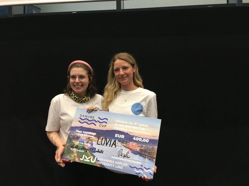 Foto des Drittplatzierten Teams: Lera Entmayr, Luisa Hell von Team Luvia