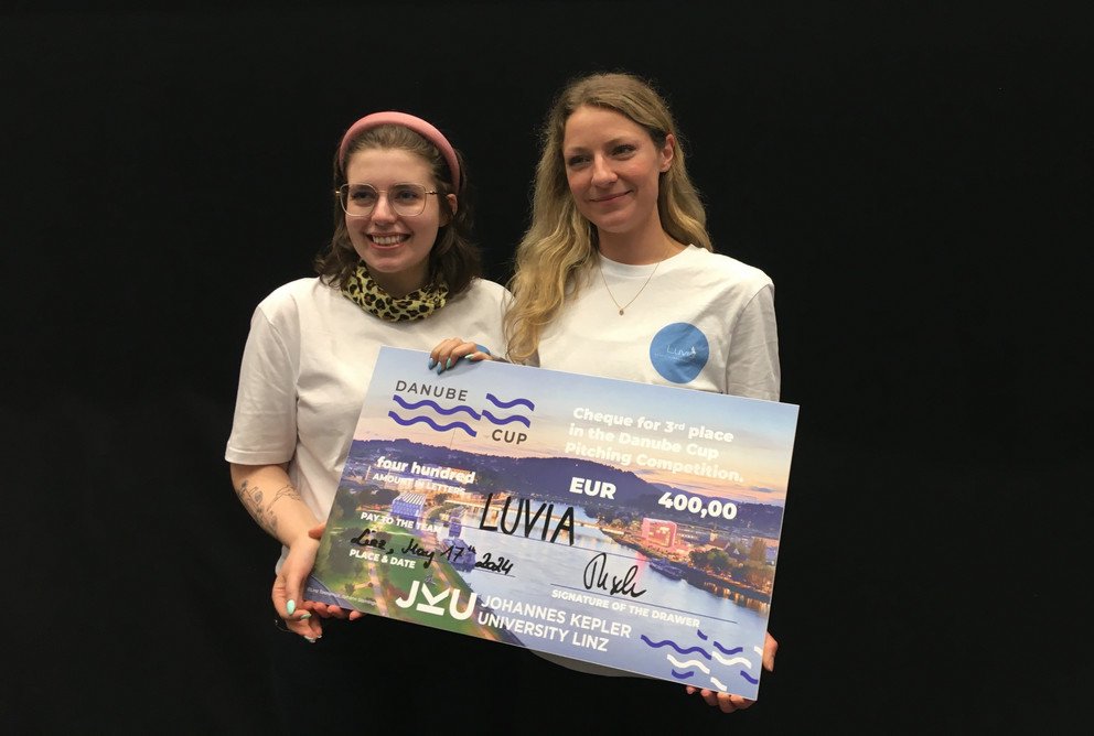 Foto des Drittplatzierten Teams: Lera Entmayr, Luisa Hell von Team Luvia