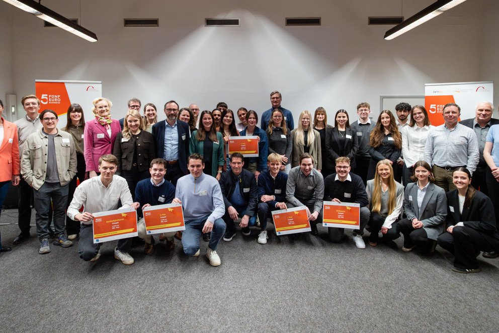 Die Siegerinnen und Sieger des 5-Euro-Business-Wettbewerbs; Foto: Stefan Winterstetter