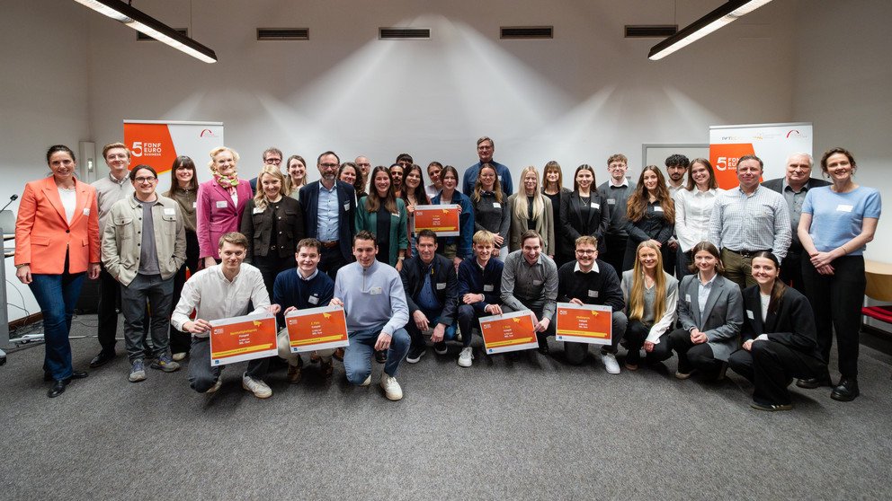 Die Siegerinnen und Sieger des 5-Euro-Business-Wettbewerbs; Foto: Stefan Winterstetter