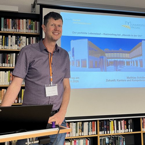 Matthias Sch&ouml;berl von ZKK bei einer Pr&auml;sentation im Rahmen der Veranstaltung &bdquo;Abend in der Uni&ldquo;; Foto: Universit&auml;t Passau